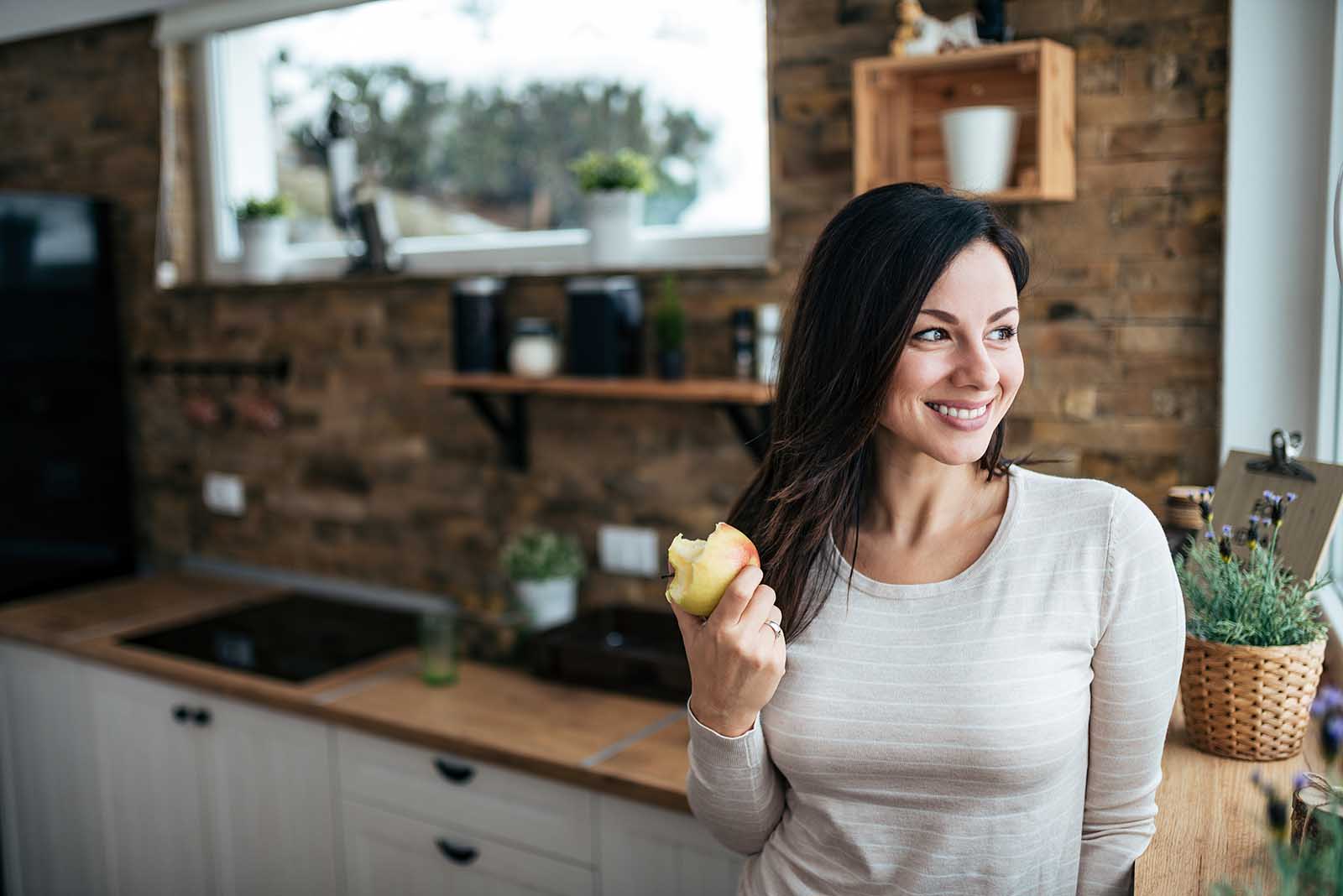 Eating Apples And Healthy Foods To Maintain A Healthy Smile